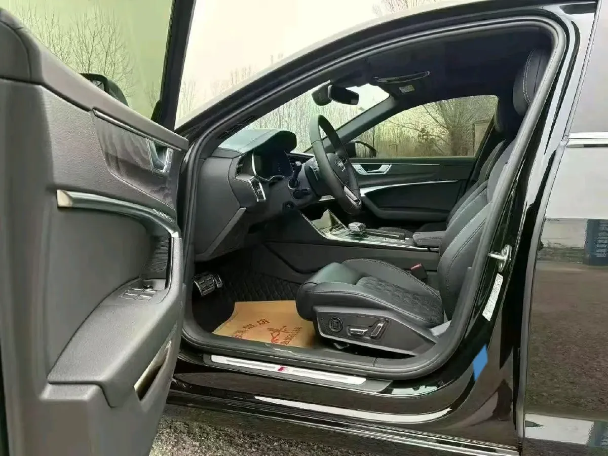 2025 Audi A6L 2.0T 245HP L4 7DCT,autocango,china used car exporter,china ev exporter,chinese used car exporter,chinese used ev exporter