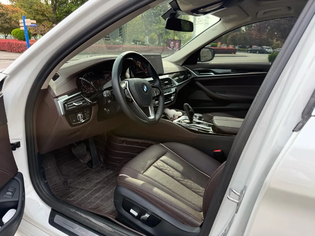 2022 BMW 5 Series 2.0T 184HP L4 8AT,autocango,china used car exporter,china ev exporter,chinese used car exporter,chinese used ev exporter