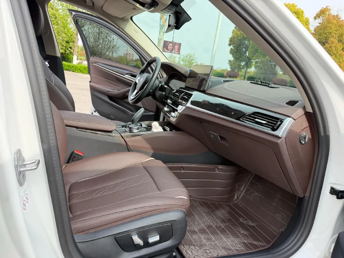 2022 BMW 5 Series 2.0T 184HP L4 8AT,autocango,china used car exporter,china ev exporter,chinese used car exporter,chinese used ev exporter