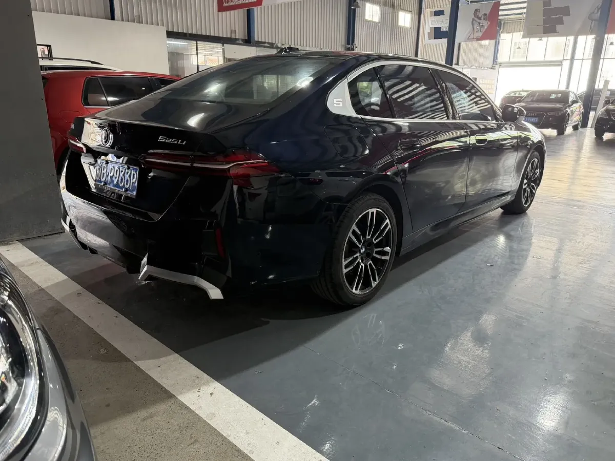 2024 BMW 5 Series 2.0T 190HP L4 8AT,autocango,china used car exporter,china ev exporter,chinese used car exporter,chinese used ev exporter