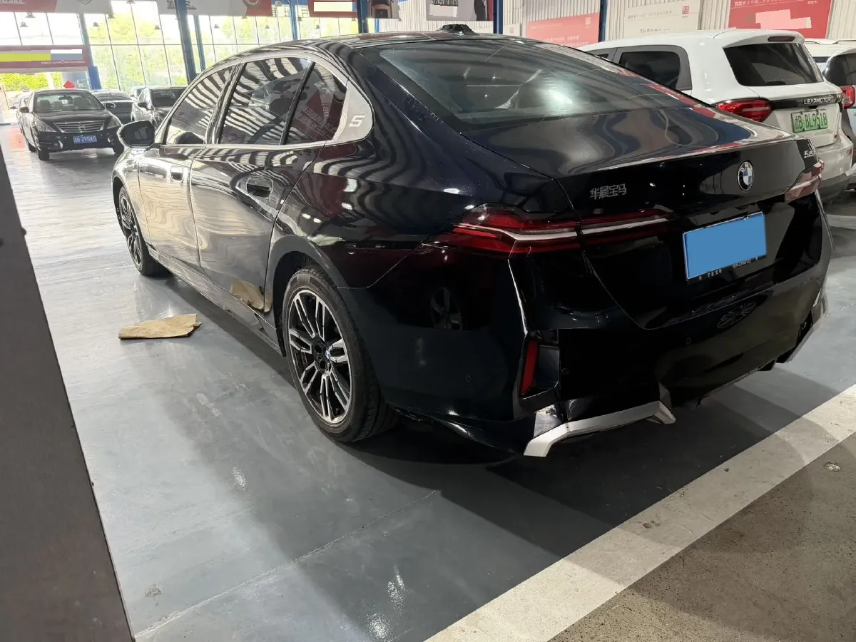 2024 BMW 5 Series 2.0T 190HP L4 8AT,autocango,china used car exporter,china ev exporter,chinese used car exporter,chinese used ev exporter