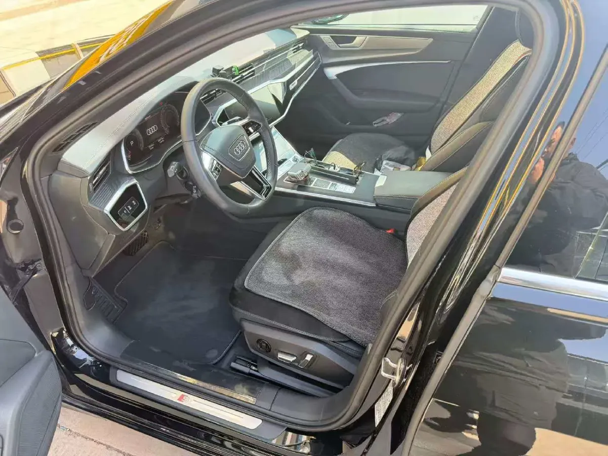 2023 Audi A6L 2.0T 245HP L4 7DCT,autocango,china used car exporter,china ev exporter,chinese used car exporter,chinese used ev exporter