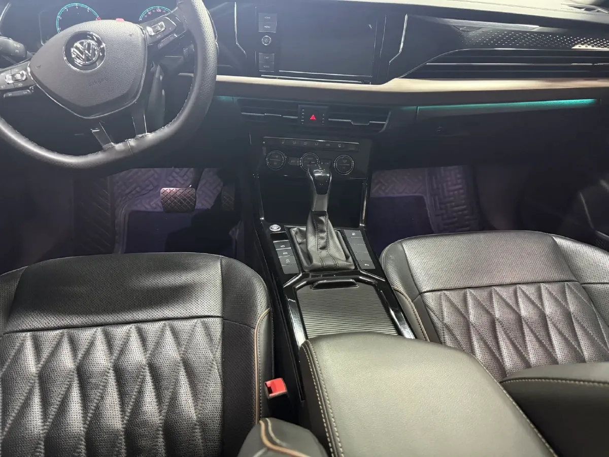 2019 Volvo V40 1.5T 152HP L4 6AT,autocango,china used car exporter,china ev exporter,chinese used car exporter,chinese used ev exporter