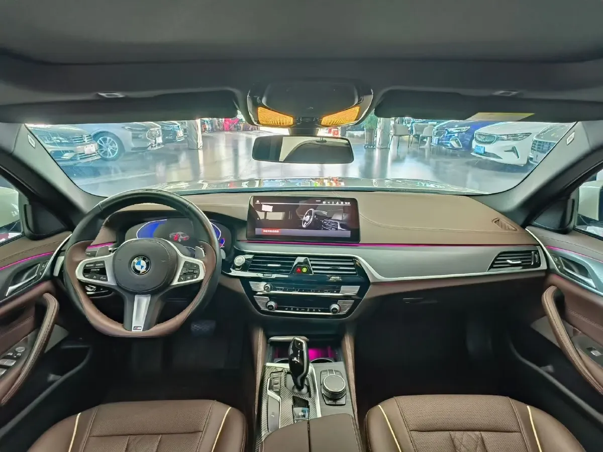 2022 BMW 5 Series 2.0T 252HP L4 8AT,autocango,china used car exporter,china ev exporter,chinese used car exporter,chinese used ev exporter