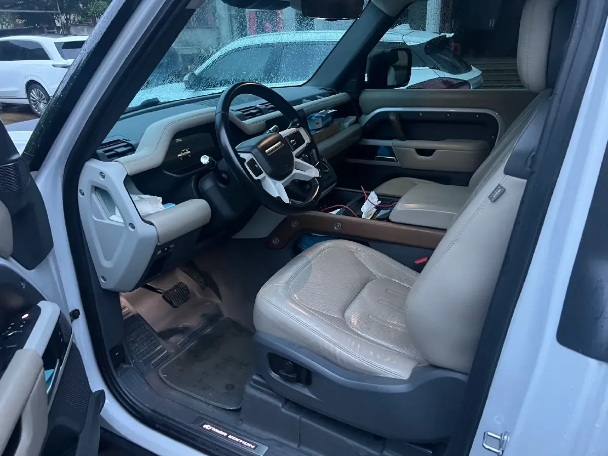 2022 Land Rover Defender 2.0T 300HP L4 8AT,autocango,china used car exporter,china ev exporter,chinese used car exporter,chinese used ev exporter