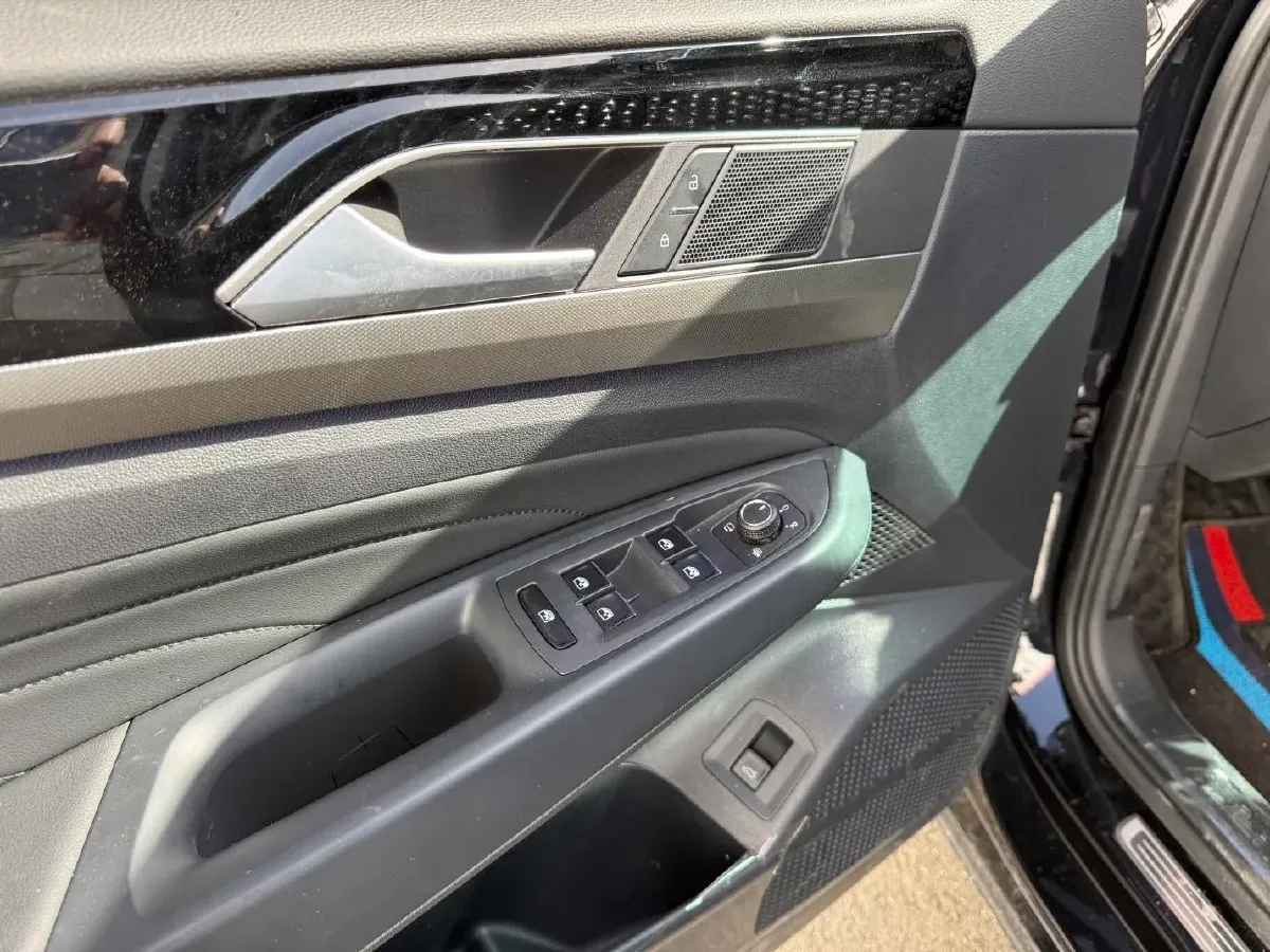 2025 Volkswagen Passat 2.0T 220HP L4 7DCT,autocango,china used car exporter,china ev exporter,chinese used car exporter,chinese used ev exporter