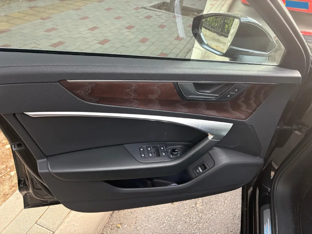 2022 Audi A6L 2.0T 224HP L4 7DCT,autocango,china used car exporter,china ev exporter,chinese used car exporter,chinese used ev exporter