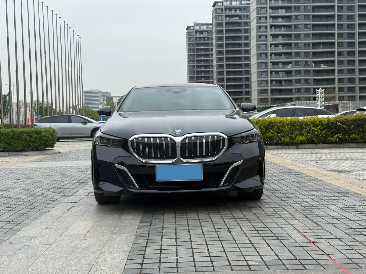 2024 BMW 5 Series 2.0T 190HP L4 8AT,autocango,china used car exporter,china ev exporter,chinese used car exporter,chinese used ev exporter