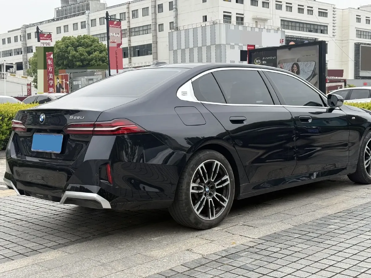 2024 BMW 5 Series 2.0T 190HP L4 8AT,autocango,china used car exporter,china ev exporter,chinese used car exporter,chinese used ev exporter