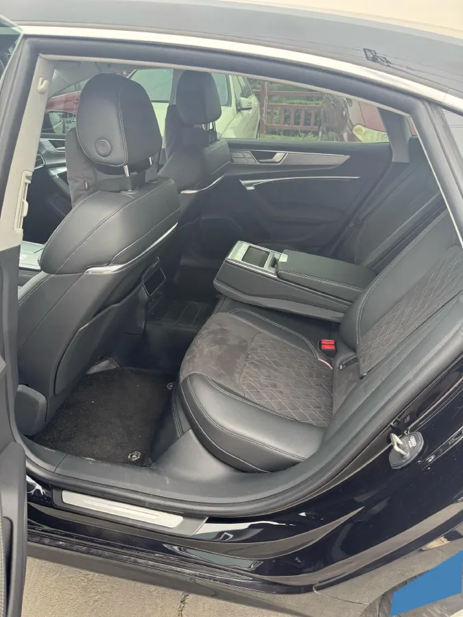 2024 Audi A7L 2.0T 245HP L4 7DCT,autocango,china used car exporter,china ev exporter,chinese used car exporter,chinese used ev exporter