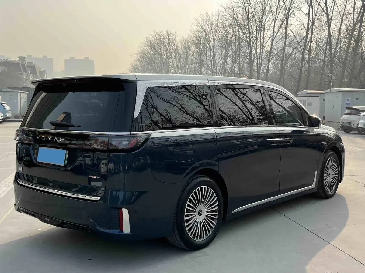 2025 Voyah Dream 1.5T 150HP L4 PHEV 41.7KWH,autocango,china used car exporter,china ev exporter,chinese used car exporter,chinese used ev exporter