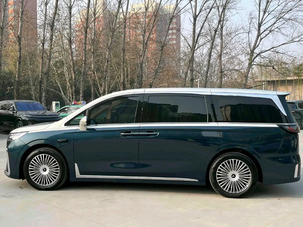 2025 Voyah Dream 1.5T 150HP L4 PHEV 41.7KWH,autocango,china used car exporter,china ev exporter,chinese used car exporter,chinese used ev exporter