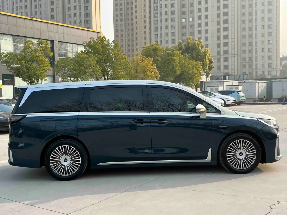 2025 Voyah Dream 1.5T 150HP L4 PHEV 41.7KWH,autocango,china used car exporter,china ev exporter,chinese used car exporter,chinese used ev exporter