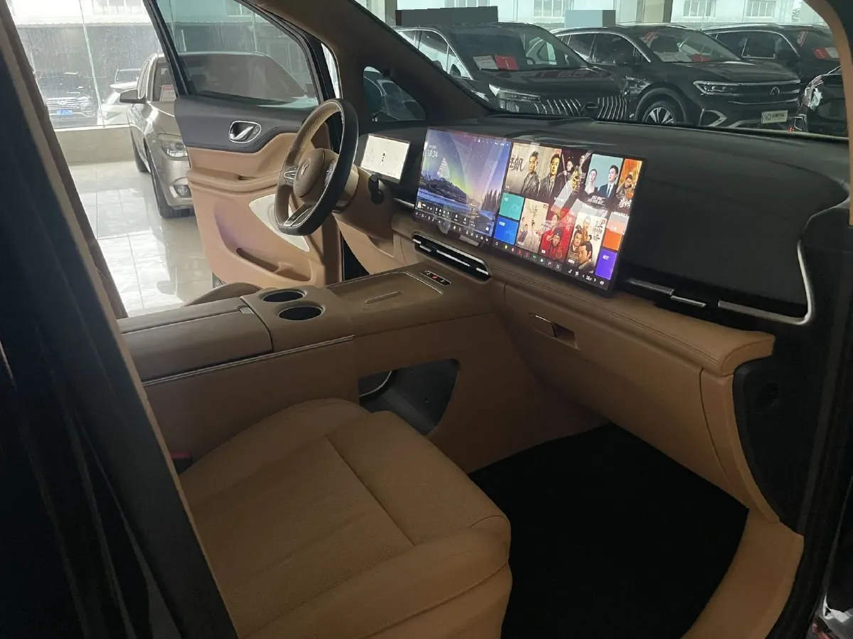 2025 Voyah Dream 1.5T 150HP L4 PHEV 41.7KWH,autocango,china used car exporter,china ev exporter,chinese used car exporter,chinese used ev exporter