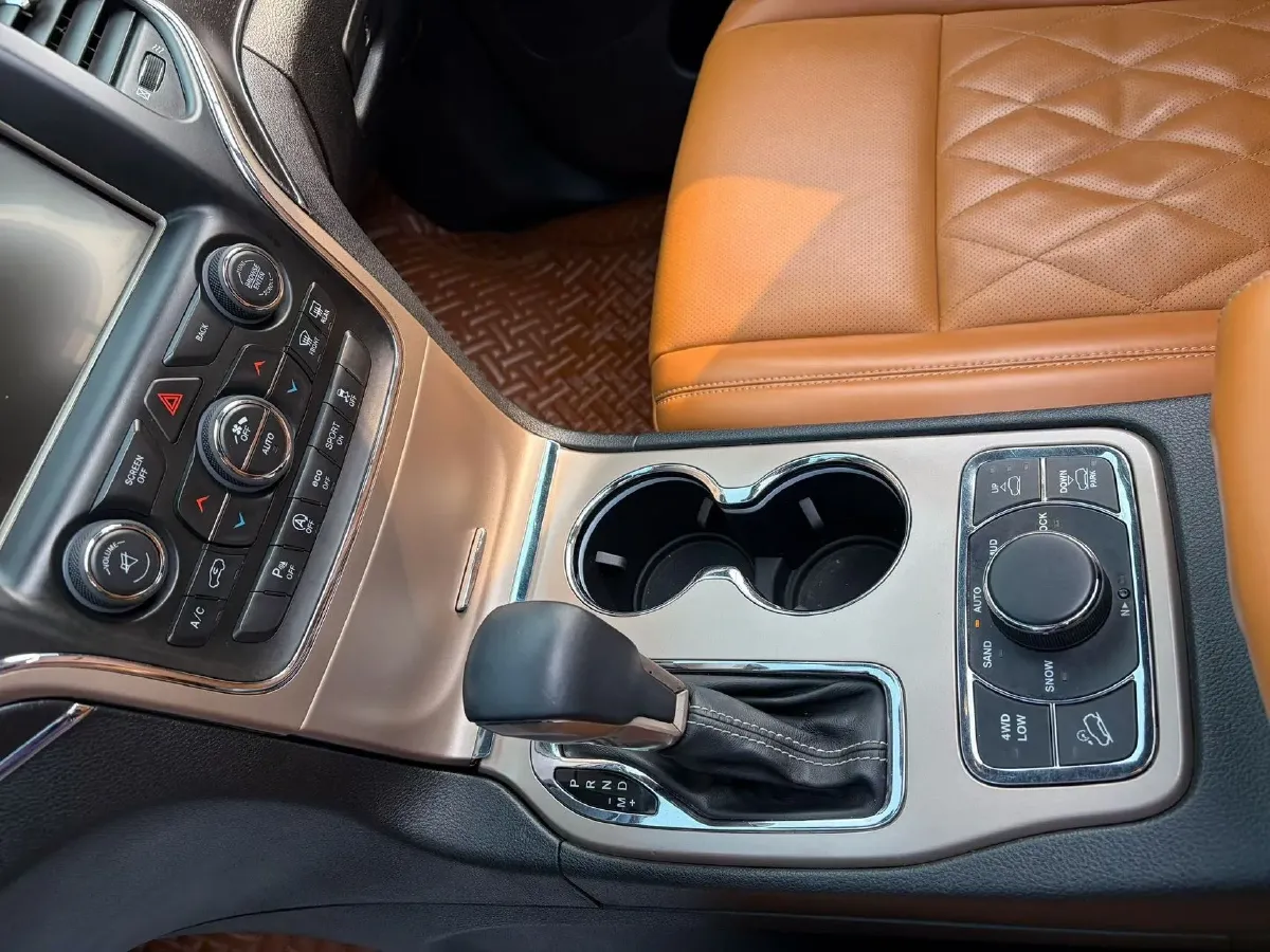 2016 Jeep Grand Cherokee 3.6L 286HP V6 8AT,autocango,china used car exporter,china ev exporter,chinese used car exporter,chinese used ev exporter