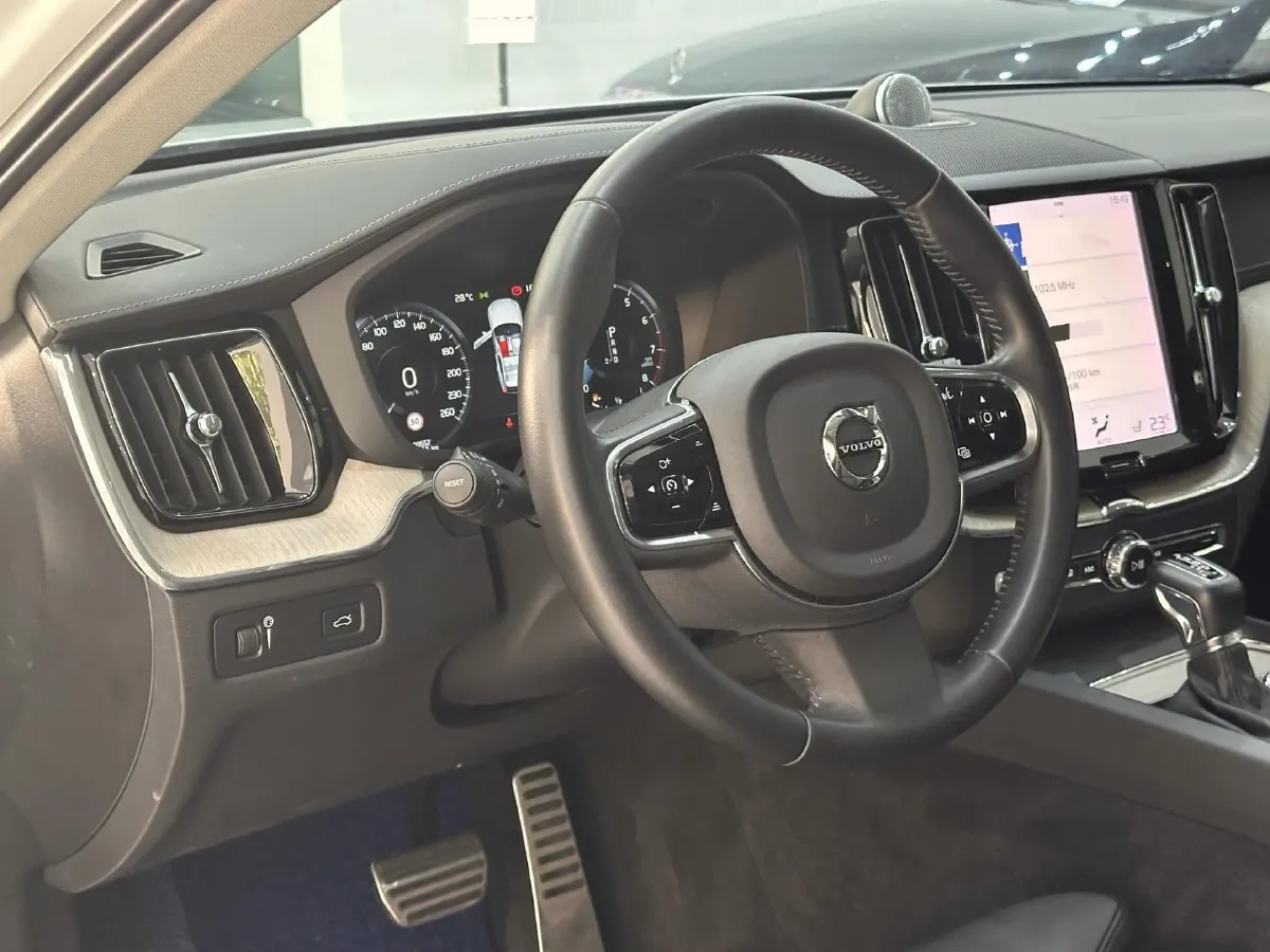 2021 Volvo XC60 2.0T 250HP L4 8AT,autocango,china used car exporter,china ev exporter,chinese used car exporter,chinese used ev exporter