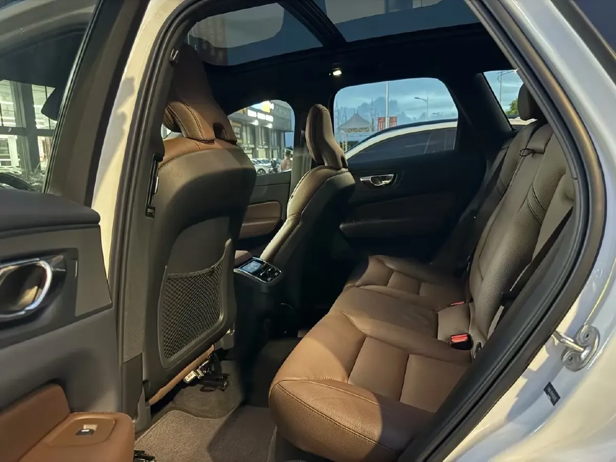 2023 Volvo XC60 PHEV 2.0T 310HP L4 8AT PHEV 18.8KWH,autocango,china used car exporter,china ev exporter,chinese used car exporter,chinese used ev exporter