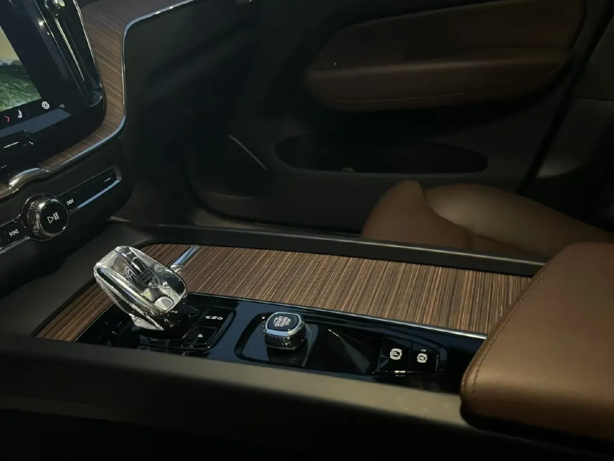 2023 Volvo XC60 PHEV 2.0T 310HP L4 8AT PHEV 18.8KWH,autocango,china used car exporter,china ev exporter,chinese used car exporter,chinese used ev exporter