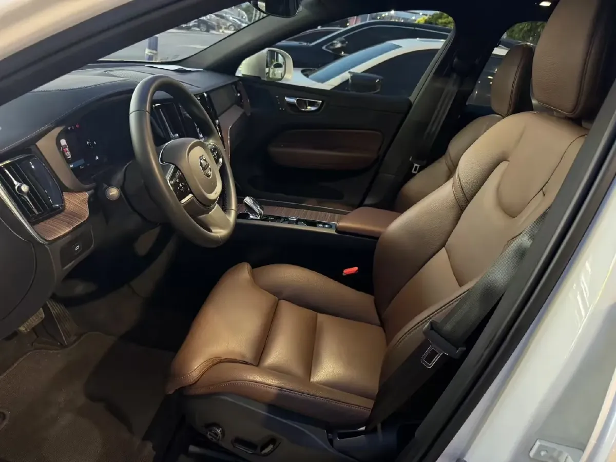 2023 Volvo XC60 PHEV 2.0T 310HP L4 8AT PHEV 18.8KWH,autocango,china used car exporter,china ev exporter,chinese used car exporter,chinese used ev exporter