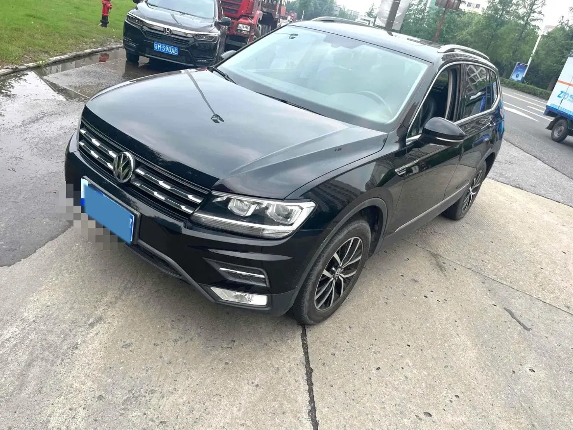 2018 Volkswagen Tiguan L 2.0T 186HP L4 7DCT,autocango,china used car exporter,china ev exporter,chinese used car exporter,chinese used ev exporter
