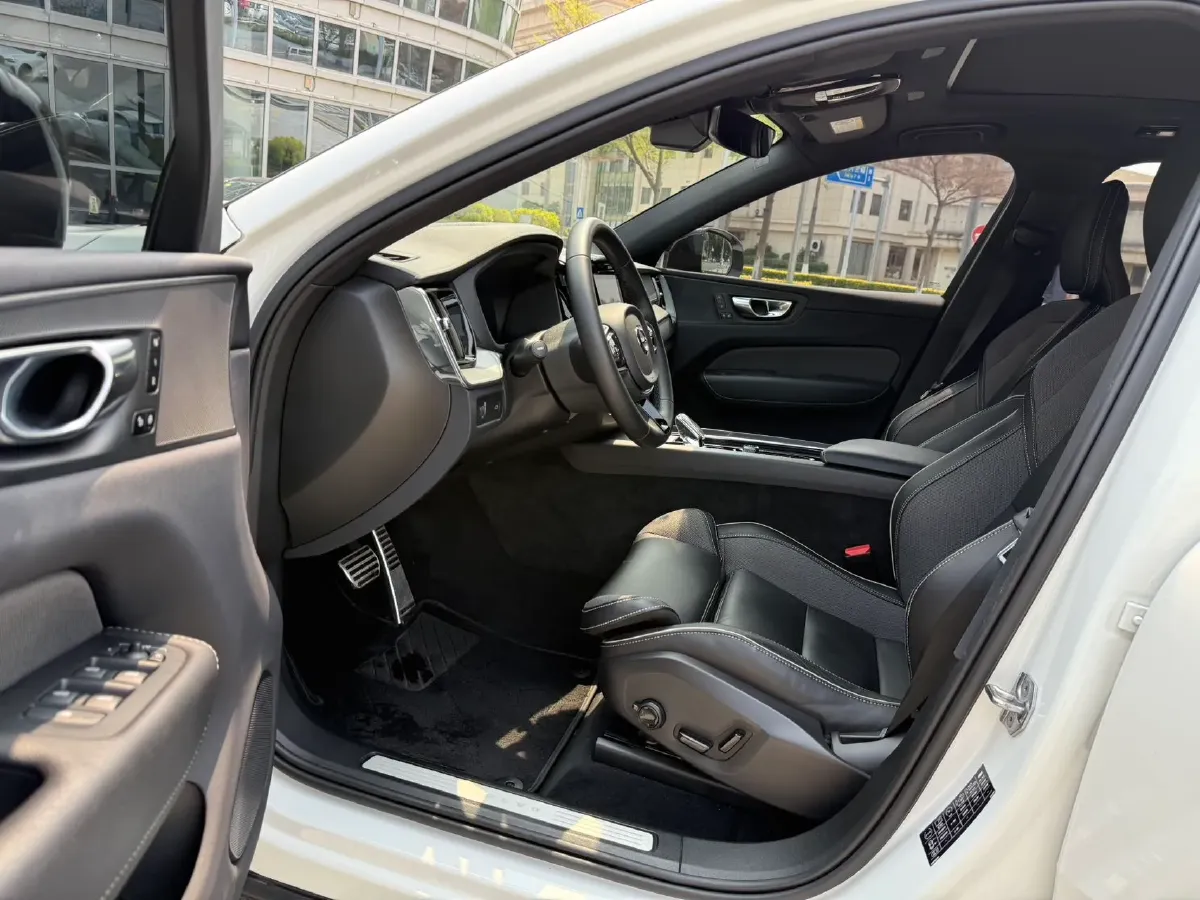 2022 Volvo XC60 2.0T 250HP L4 8AT,autocango,china used car exporter,china ev exporter,chinese used car exporter,chinese used ev exporter