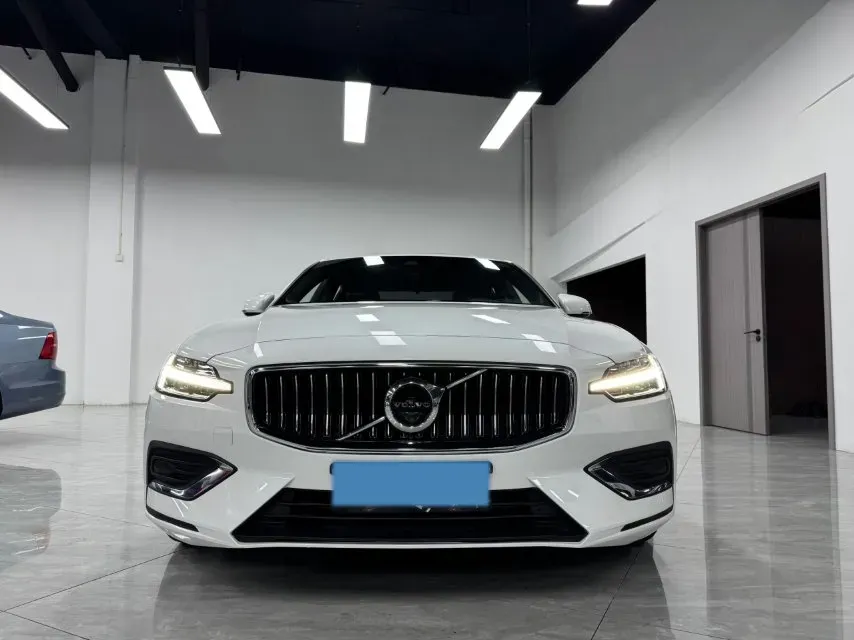 2021 Volvo S60 2.0T 190HP L4 8AT,autocango,china used car exporter,china ev exporter,chinese used car exporter,chinese used ev exporter