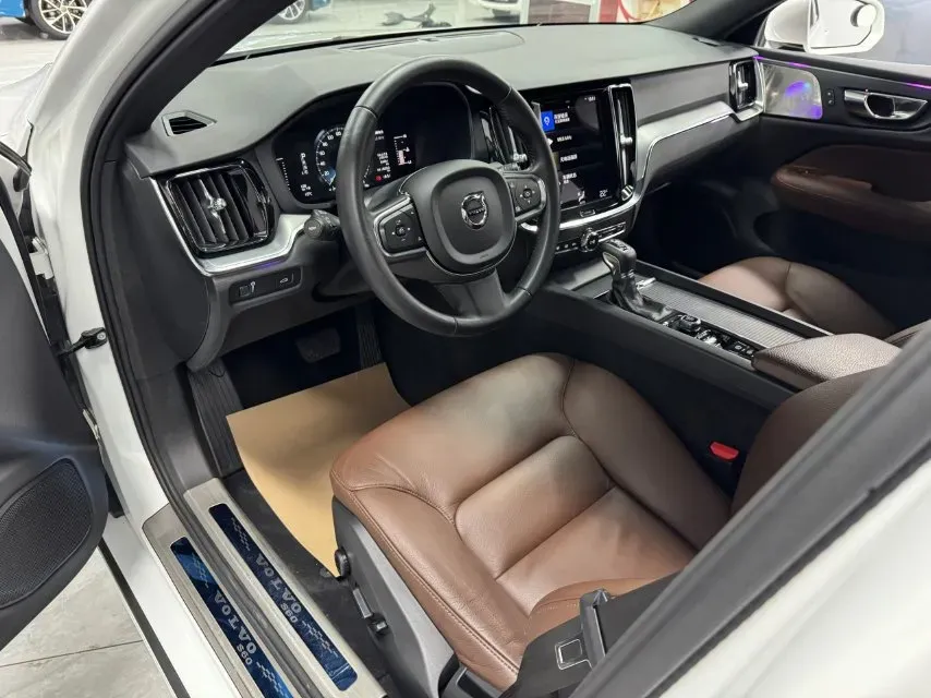 2021 Volvo S60 2.0T 190HP L4 8AT,autocango,china used car exporter,china ev exporter,chinese used car exporter,chinese used ev exporter