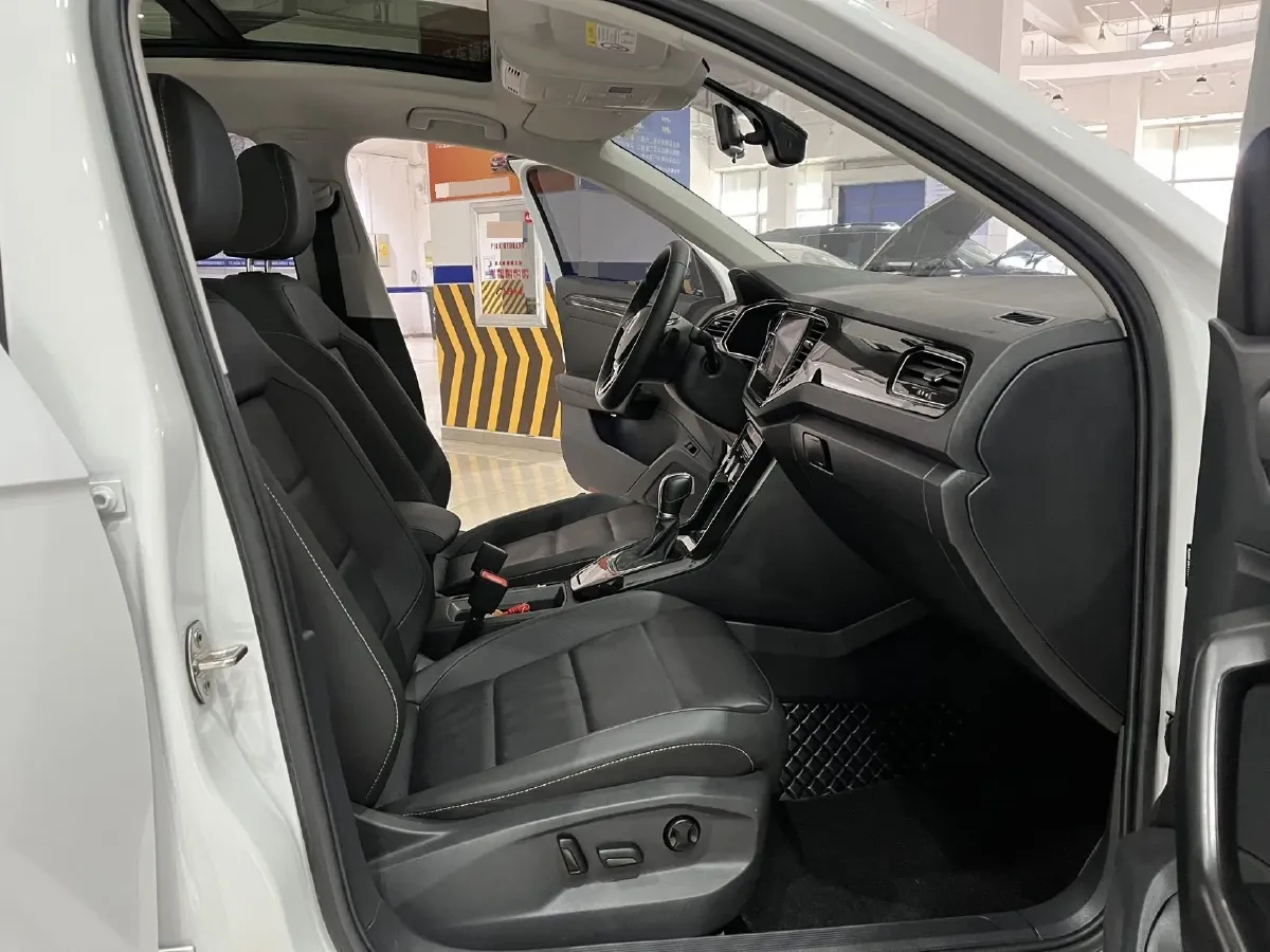 2022 Volkswagen T-Roc 1.4T 150HP L4 7DCT,autocango,china used car exporter,china ev exporter,chinese used car exporter,chinese used ev exporter