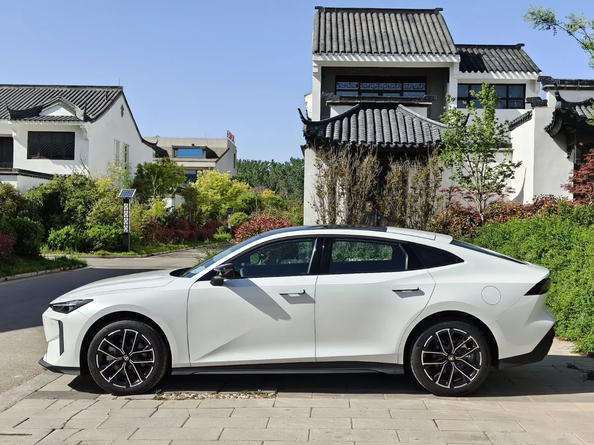 2024 ChangAn UNI-V iDD 1.5L 110HP L4 E-CVT PHEV 18.99KWH,autocango,china used car exporter,china ev exporter,chinese used car exporter,chinese used ev exporter