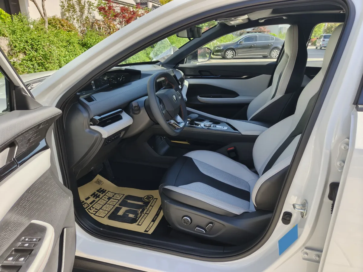 2024 ChangAn UNI-V iDD 1.5L 110HP L4 E-CVT PHEV 18.99KWH,autocango,china used car exporter,china ev exporter,chinese used car exporter,chinese used ev exporter