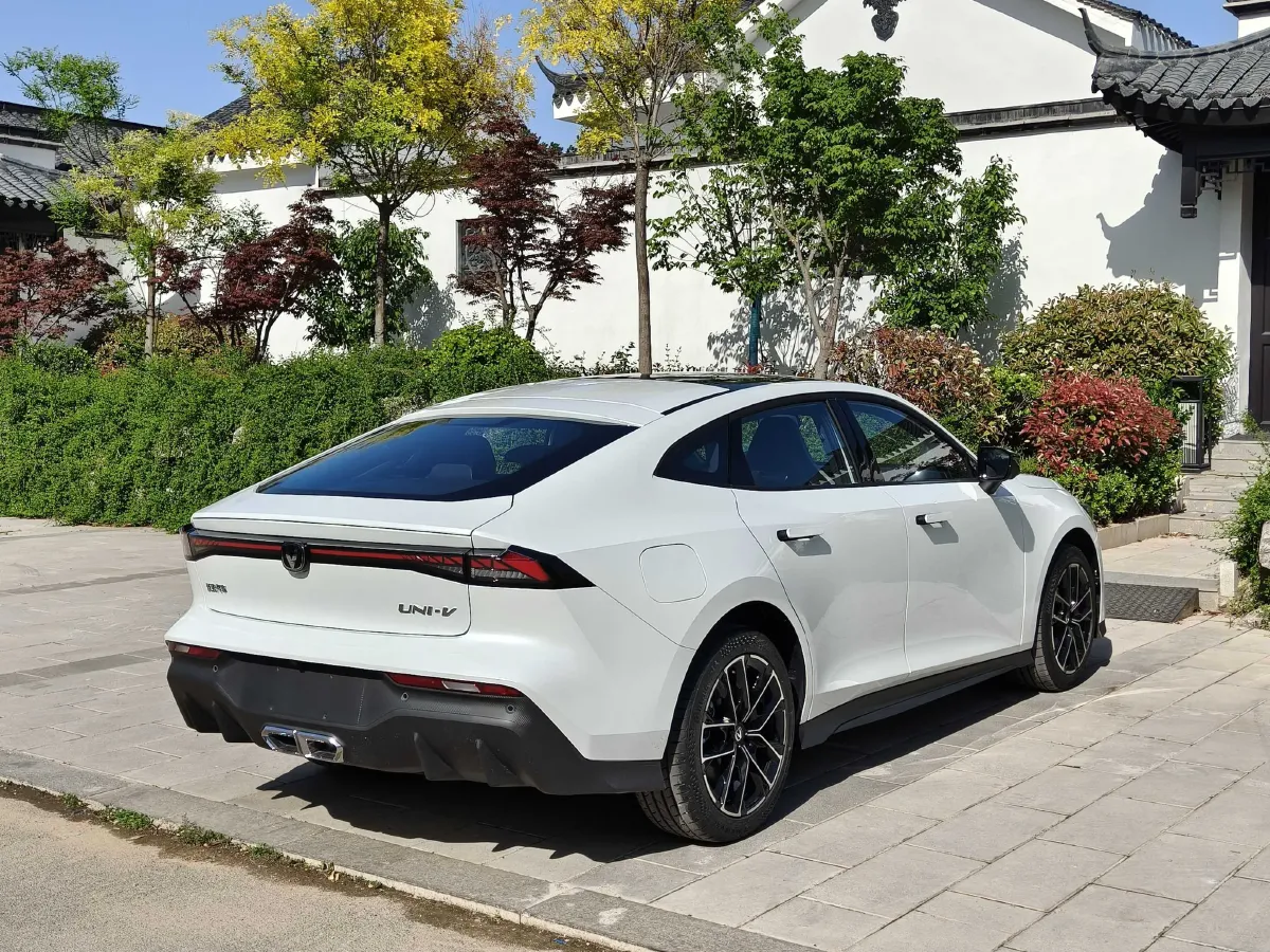 2024 ChangAn UNI-V iDD 1.5L 110HP L4 E-CVT PHEV 18.99KWH,autocango,china used car exporter,china ev exporter,chinese used car exporter,chinese used ev exporter