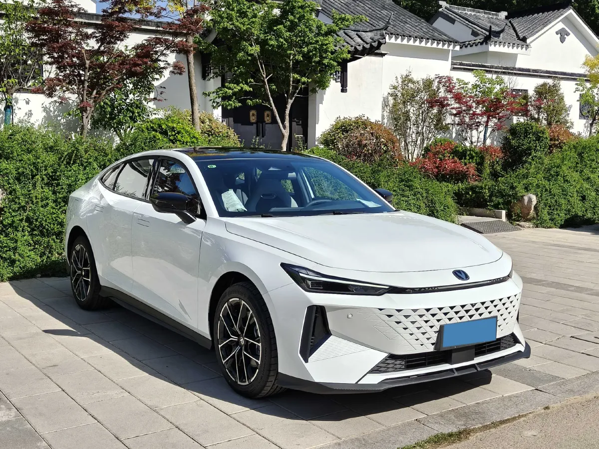 2024 ChangAn UNI-V iDD 1.5L 110HP L4 E-CVT PHEV 18.99KWH,autocango,china used car exporter,china ev exporter,chinese used car exporter,chinese used ev exporter