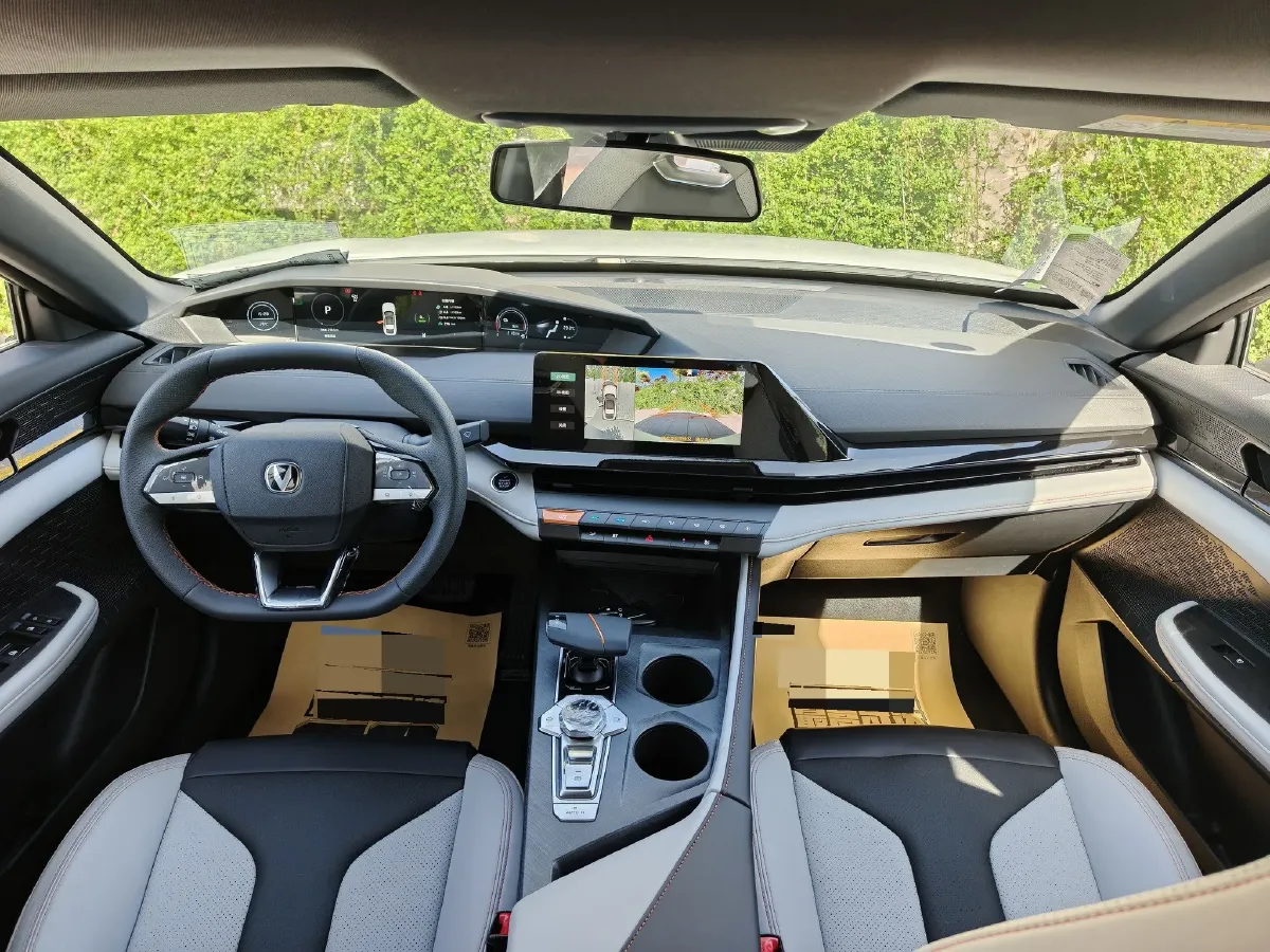 2024 ChangAn UNI-V iDD 1.5L 110HP L4 E-CVT PHEV 18.99KWH,autocango,china used car exporter,china ev exporter,chinese used car exporter,chinese used ev exporter