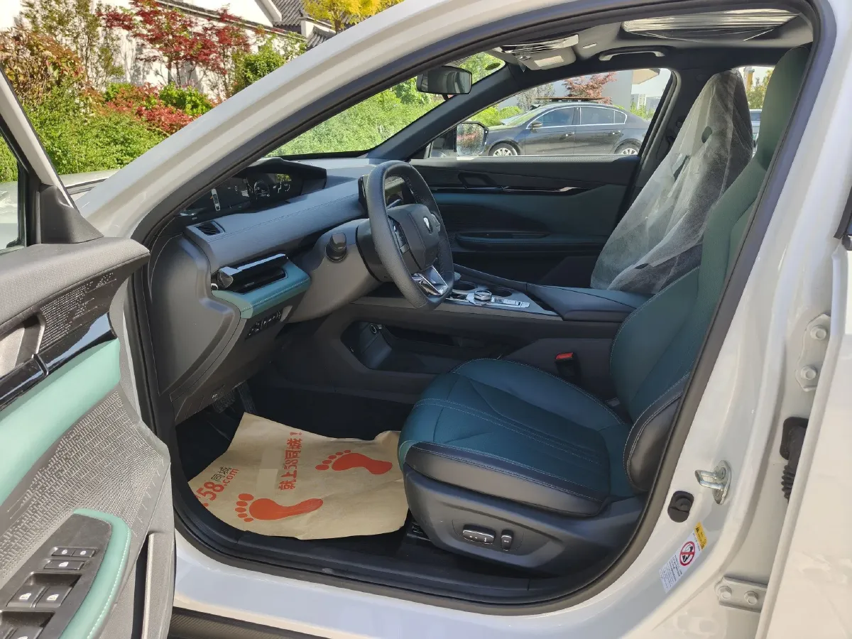 2024 ChangAn UNI-V iDD 1.5L 110HP L4 E-CVT PHEV 18.99KWH,autocango,china used car exporter,china ev exporter,chinese used car exporter,chinese used ev exporter