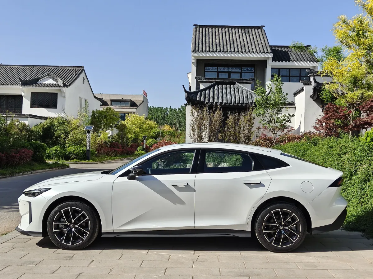 2024 ChangAn UNI-V iDD 1.5L 110HP L4 E-CVT PHEV 18.99KWH,autocango,china used car exporter,china ev exporter,chinese used car exporter,chinese used ev exporter