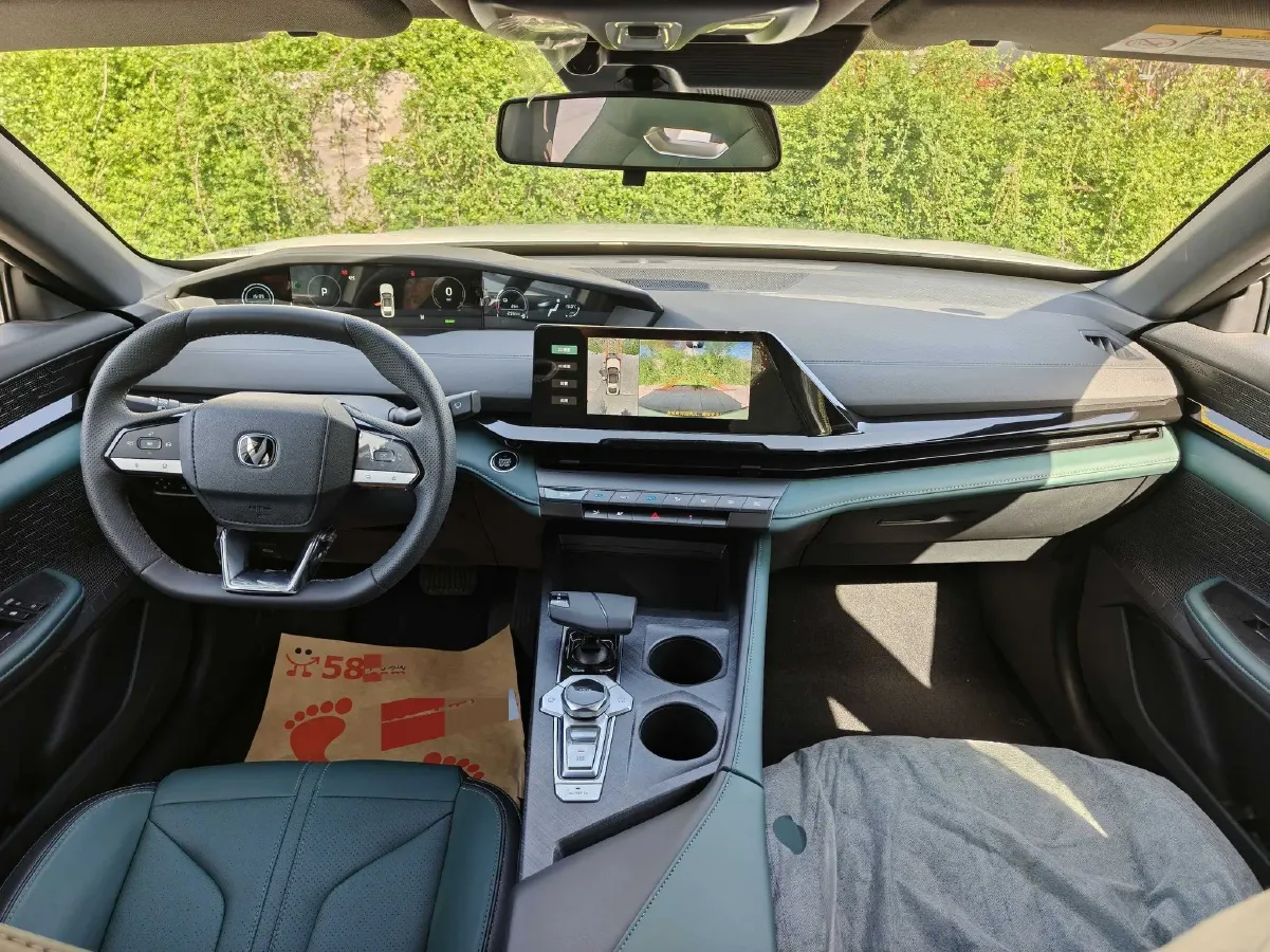 2024 ChangAn UNI-V iDD 1.5L 110HP L4 E-CVT PHEV 18.99KWH,autocango,china used car exporter,china ev exporter,chinese used car exporter,chinese used ev exporter