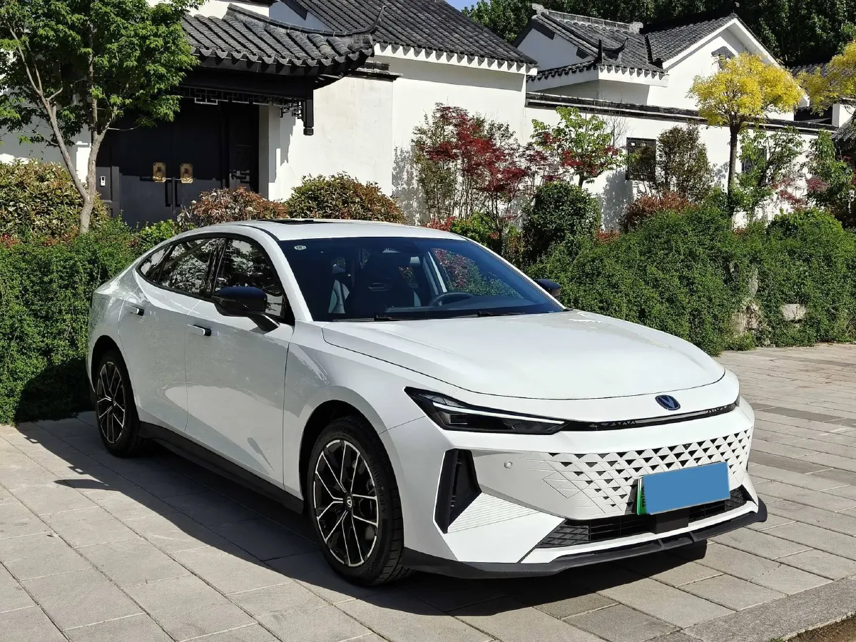 2024 ChangAn UNI-V iDD 1.5L 110HP L4 E-CVT PHEV 18.99KWH,autocango,china used car exporter,china ev exporter,chinese used car exporter,chinese used ev exporter