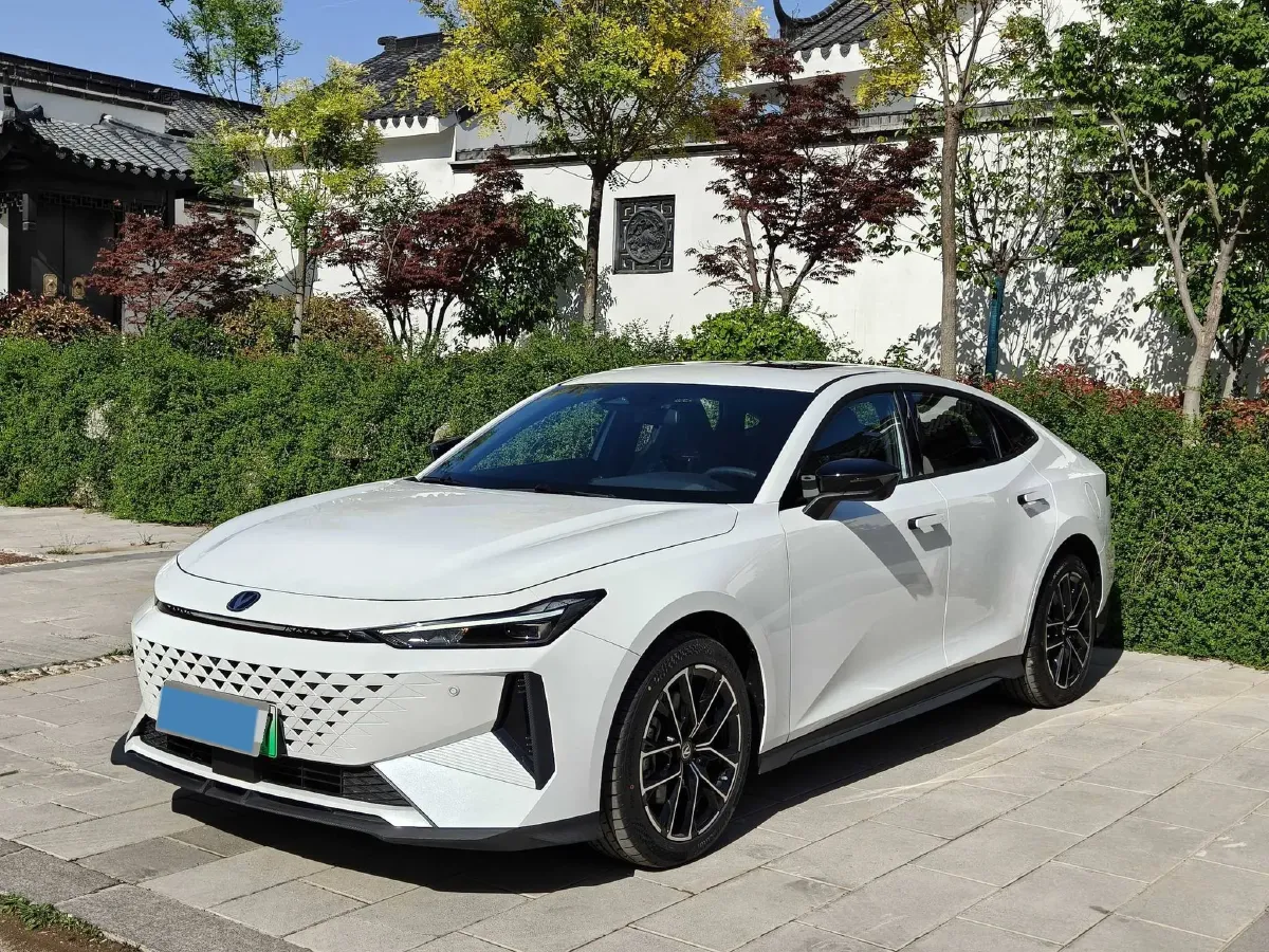 2024 ChangAn UNI-V iDD 1.5L 110HP L4 E-CVT PHEV 18.99KWH,autocango,china used car exporter,china ev exporter,chinese used car exporter,chinese used ev exporter