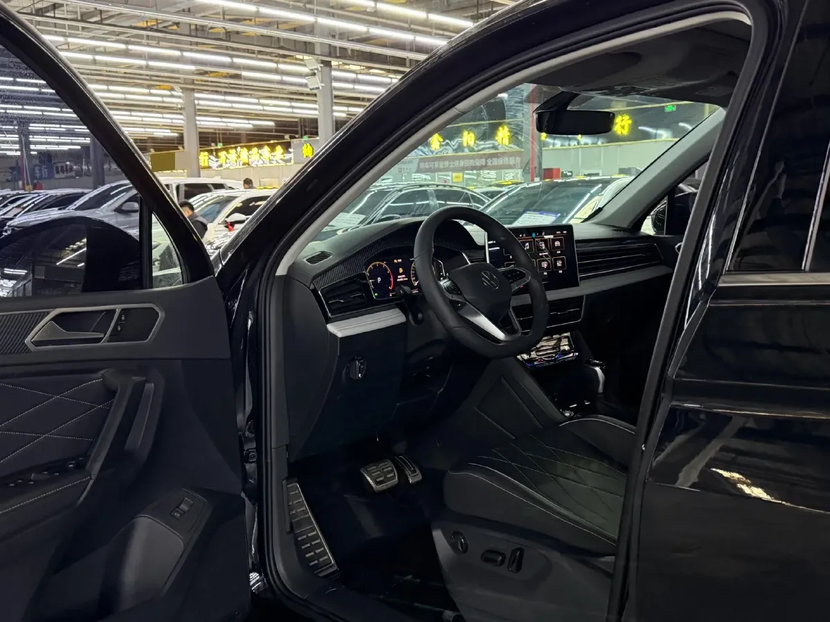 2024 Volkswagen Tiguan L 2.0T 186HP L4 7DCT,autocango,china used car exporter,china ev exporter,chinese used car exporter,chinese used ev exporter