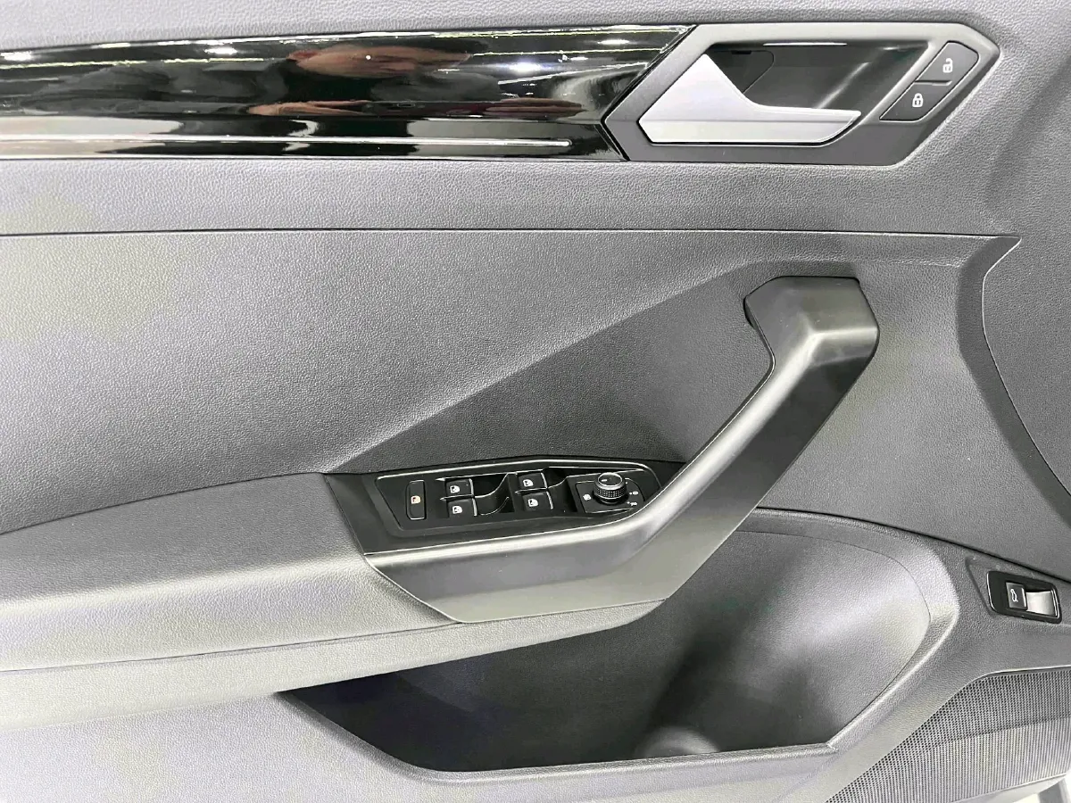 2022 Volkswagen T-Roc 1.4T 150HP L4 7DCT,autocango,china used car exporter,china ev exporter,chinese used car exporter,chinese used ev exporter