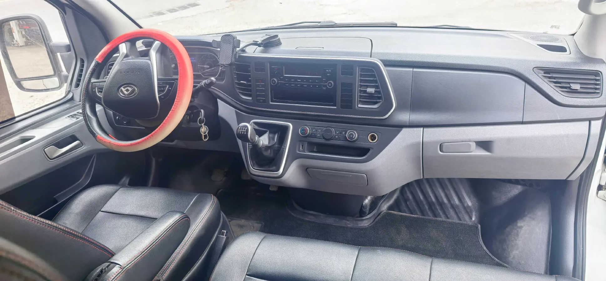 2021 MAXUS XinTu V80 2.0T 127HP L4 6MT,autocango,china used car exporter,china ev exporter,chinese used car exporter,chinese used ev exporter