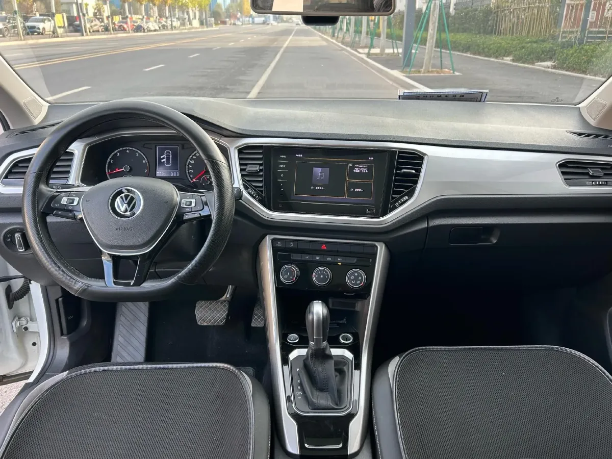 2022 Volkswagen T-Roc 1.4T 150HP L4 7DCT,autocango,china used car exporter,china ev exporter,chinese used car exporter,chinese used ev exporter