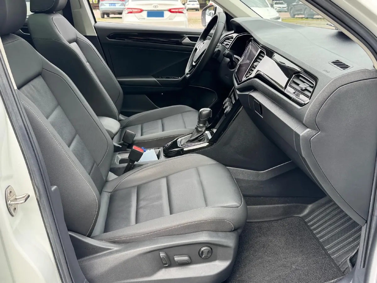 2022 Volkswagen T-Roc 1.4T 150HP L4 7DCT,autocango,china used car exporter,china ev exporter,chinese used car exporter,chinese used ev exporter