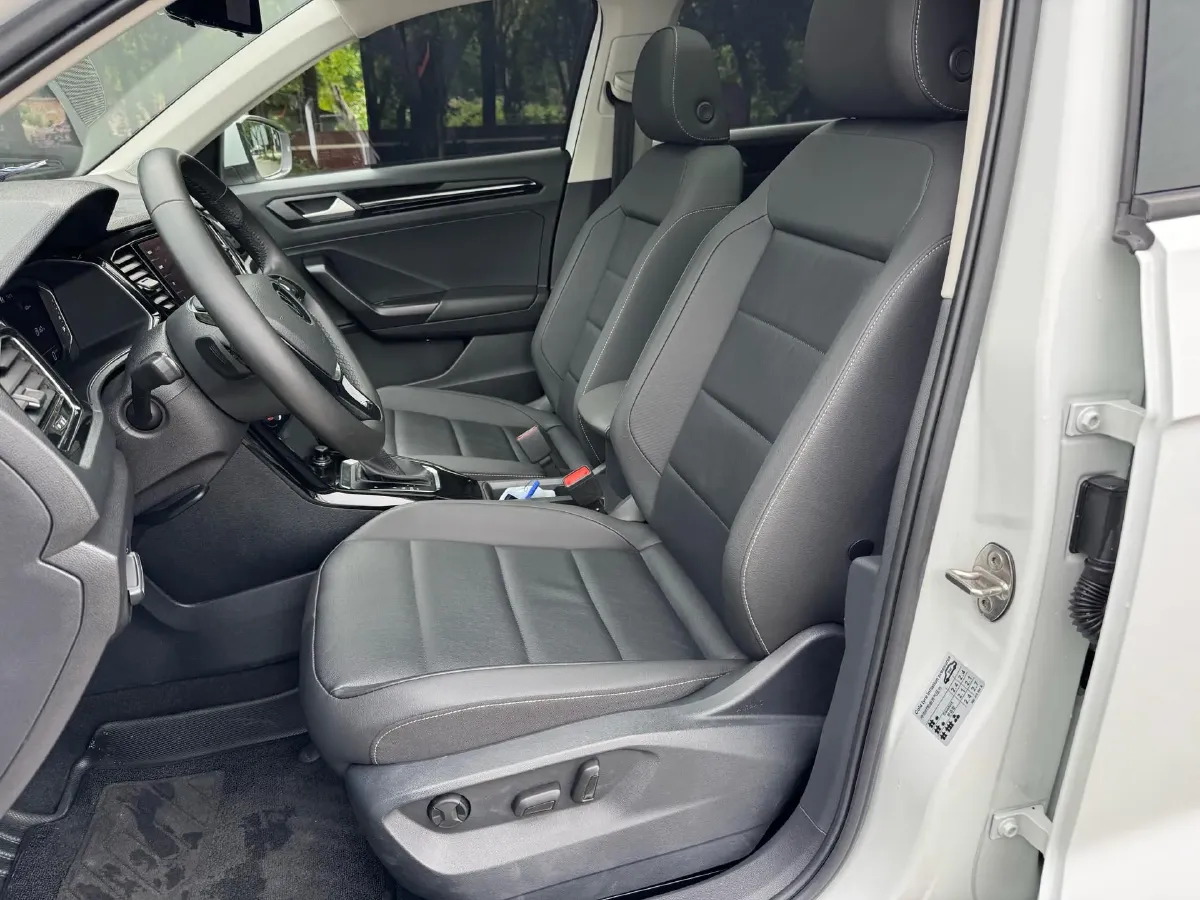 2022 Volkswagen T-Roc 1.4T 150HP L4 7DCT,autocango,china used car exporter,china ev exporter,chinese used car exporter,chinese used ev exporter