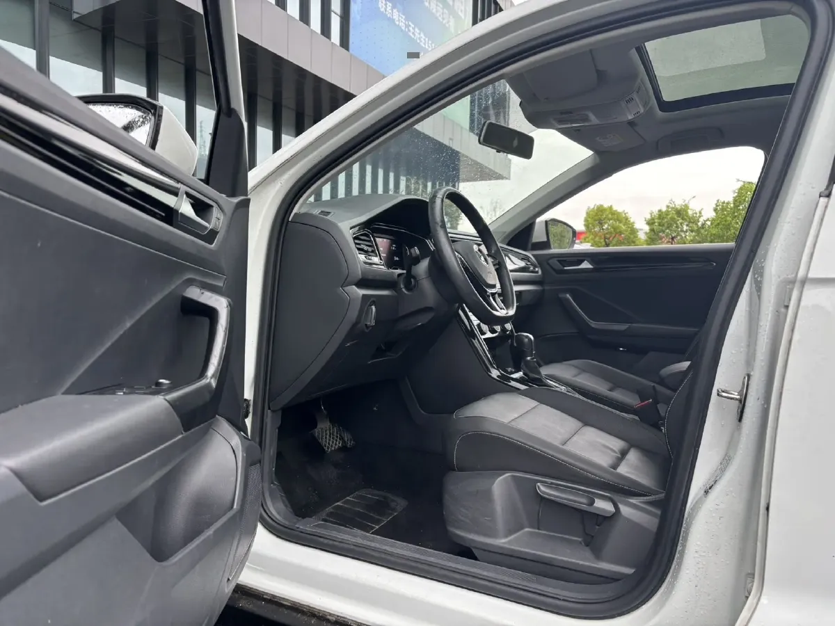 2021 Volkswagen T-Roc 1.4T 150HP L4 7DCT,autocango,china used car exporter,china ev exporter,chinese used car exporter,chinese used ev exporter