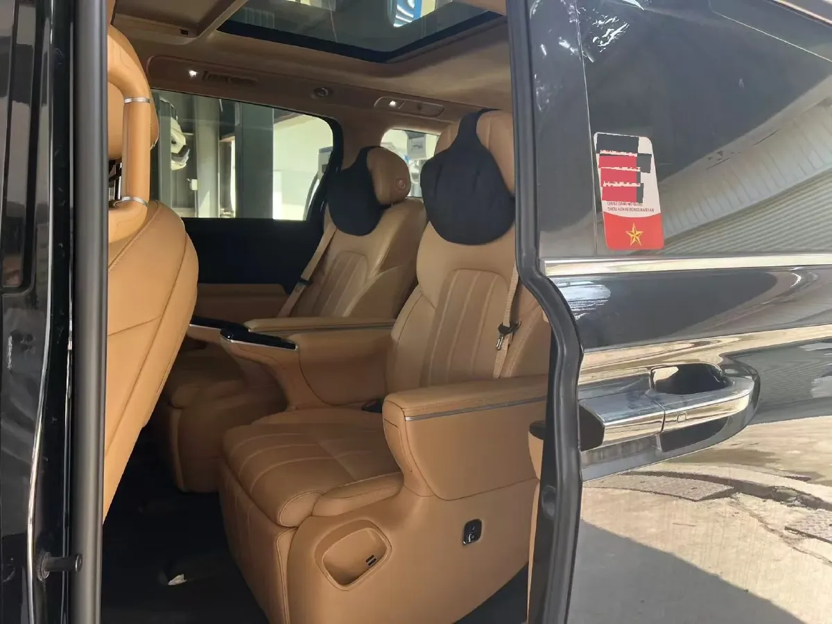 2025 Voyah Dream 1.5T 150HP L4 PHEV 41.7KWH,autocango,china used car exporter,china ev exporter,chinese used car exporter,chinese used ev exporter