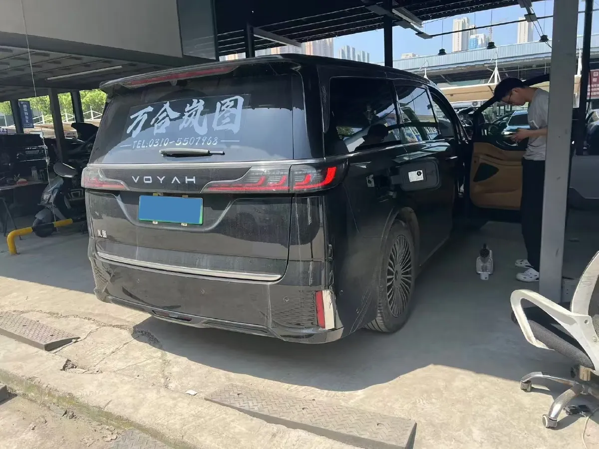 2025 Voyah Dream 1.5T 150HP L4 PHEV 41.7KWH,autocango,china used car exporter,china ev exporter,chinese used car exporter,chinese used ev exporter