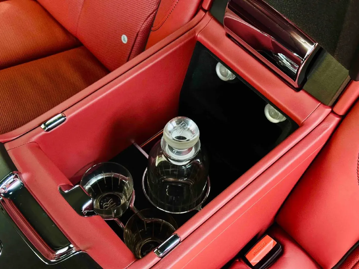 2018 Rolls-Royce Cullinan 6.7T 571HP V12 8AT,autocango,china used car exporter,china ev exporter,chinese used car exporter,chinese used ev exporter