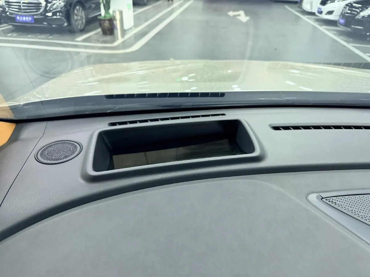 2025 Voyah Dream 1.5T 150HP L4 PHEV 41.7KWH,autocango,china used car exporter,china ev exporter,chinese used car exporter,chinese used ev exporter