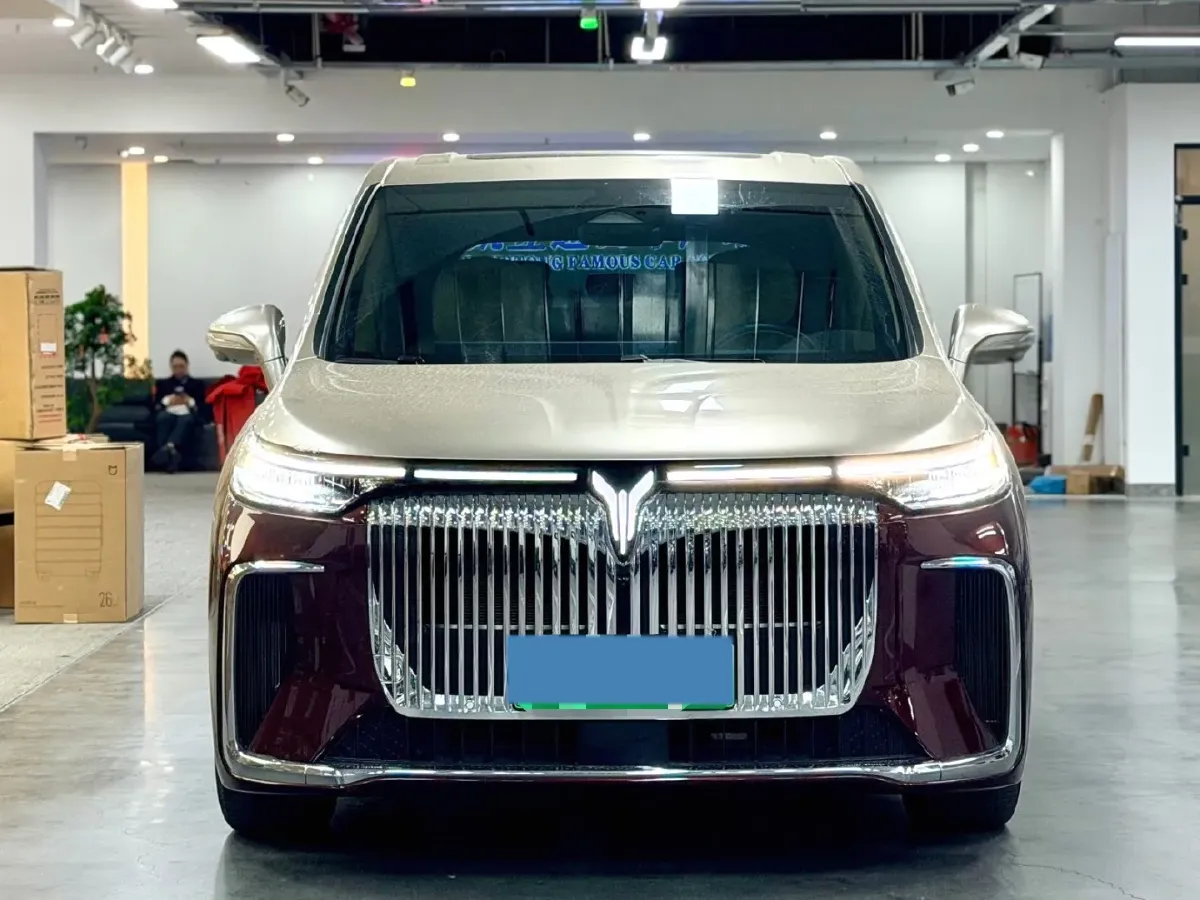 2025 Voyah Dream 1.5T 150HP L4 PHEV 41.7KWH,autocango,china used car exporter,china ev exporter,chinese used car exporter,chinese used ev exporter